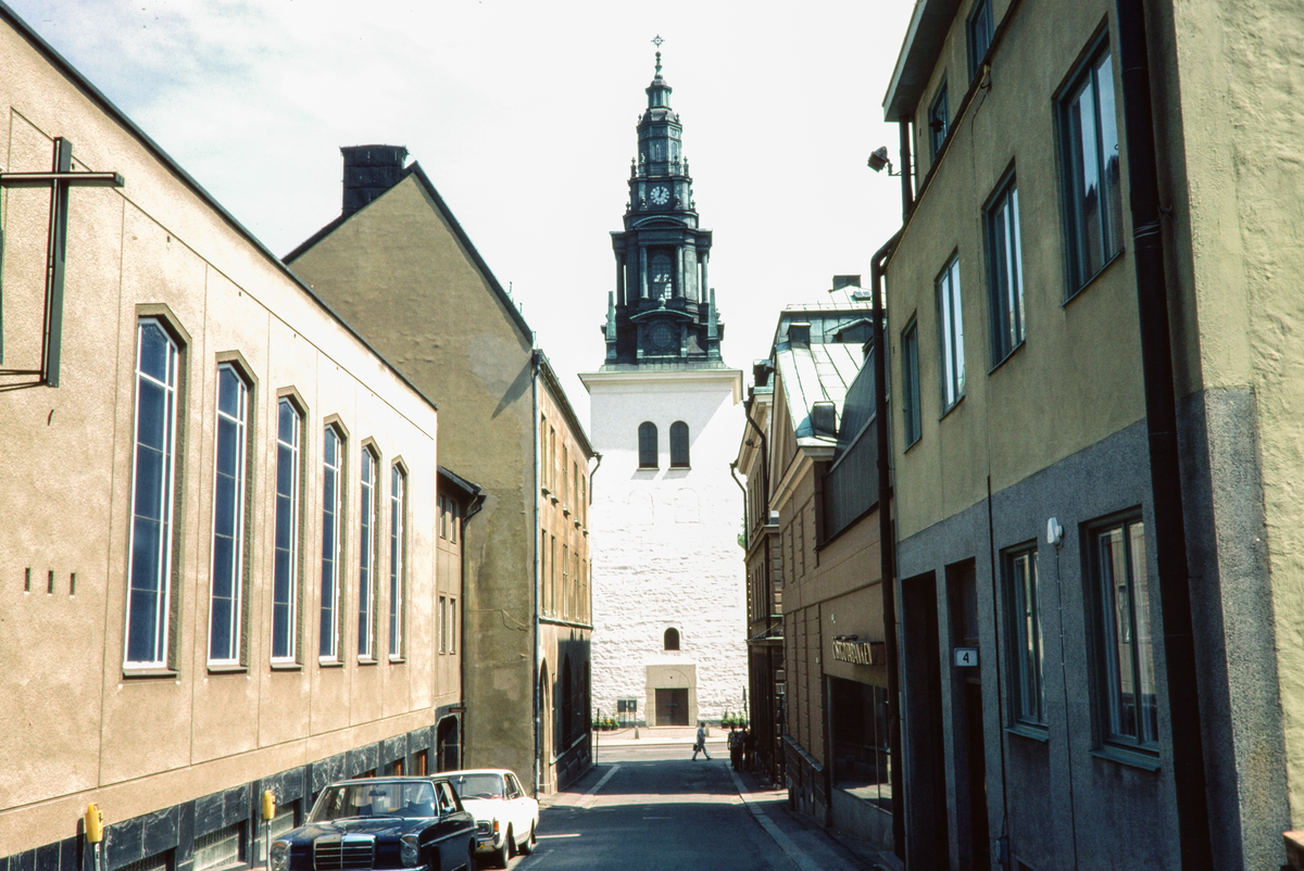 Borgmästaregatan i Linköping. I mitten av bilden ser man St Lars kyrka. Till vänster i bild ser man Filadelfiakyrkan.

Bilder från staden Linköping digitaliserade från diapositiv. Bilderna är från 1970-1990-talet.