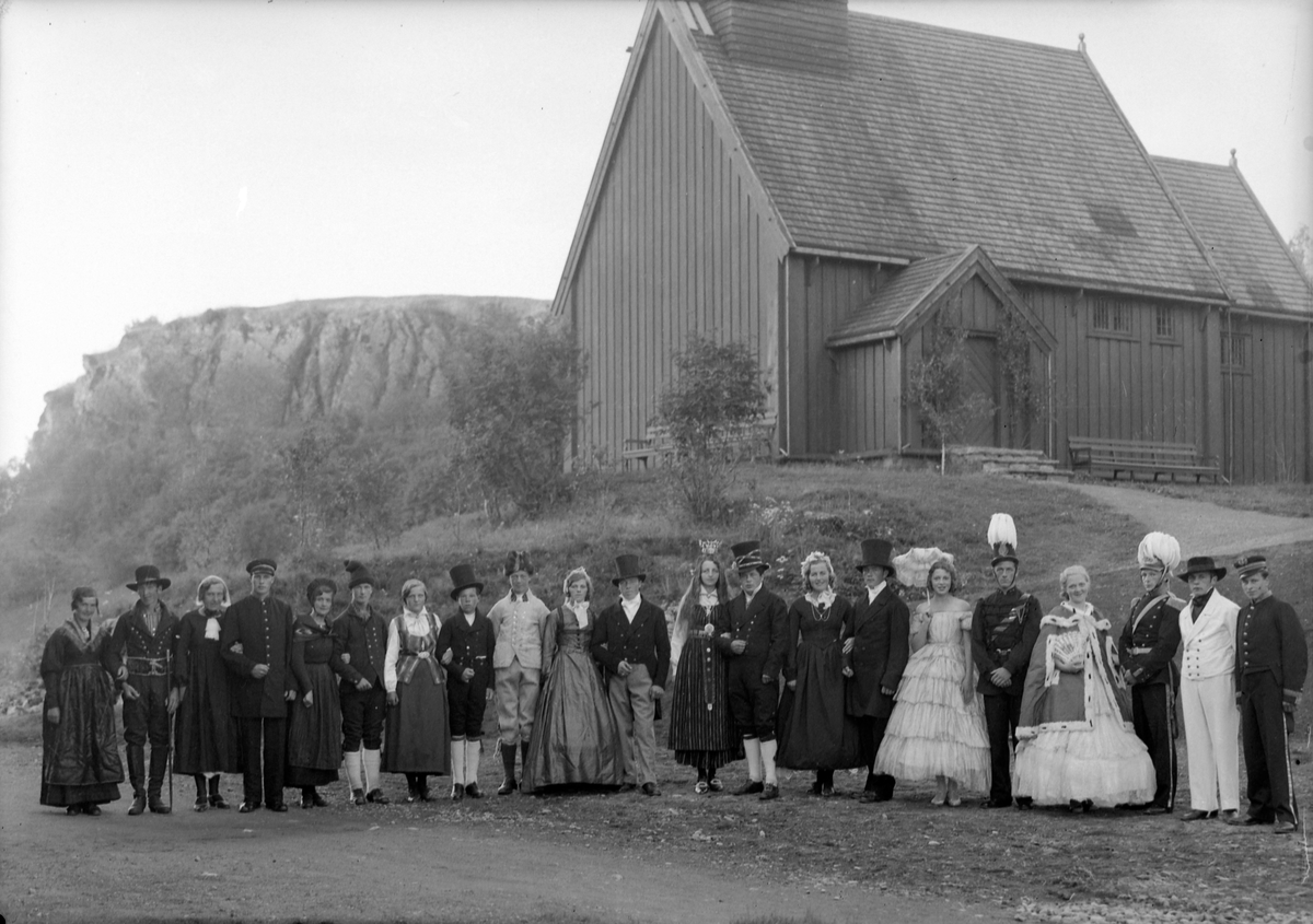 Draktoppvisning på Sverresborg med Lo kirke i bakgrunnen