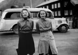 F.v.: Arnfrid Lund (f. 1927 g. Stener Olsen) og Olga Lund (f
