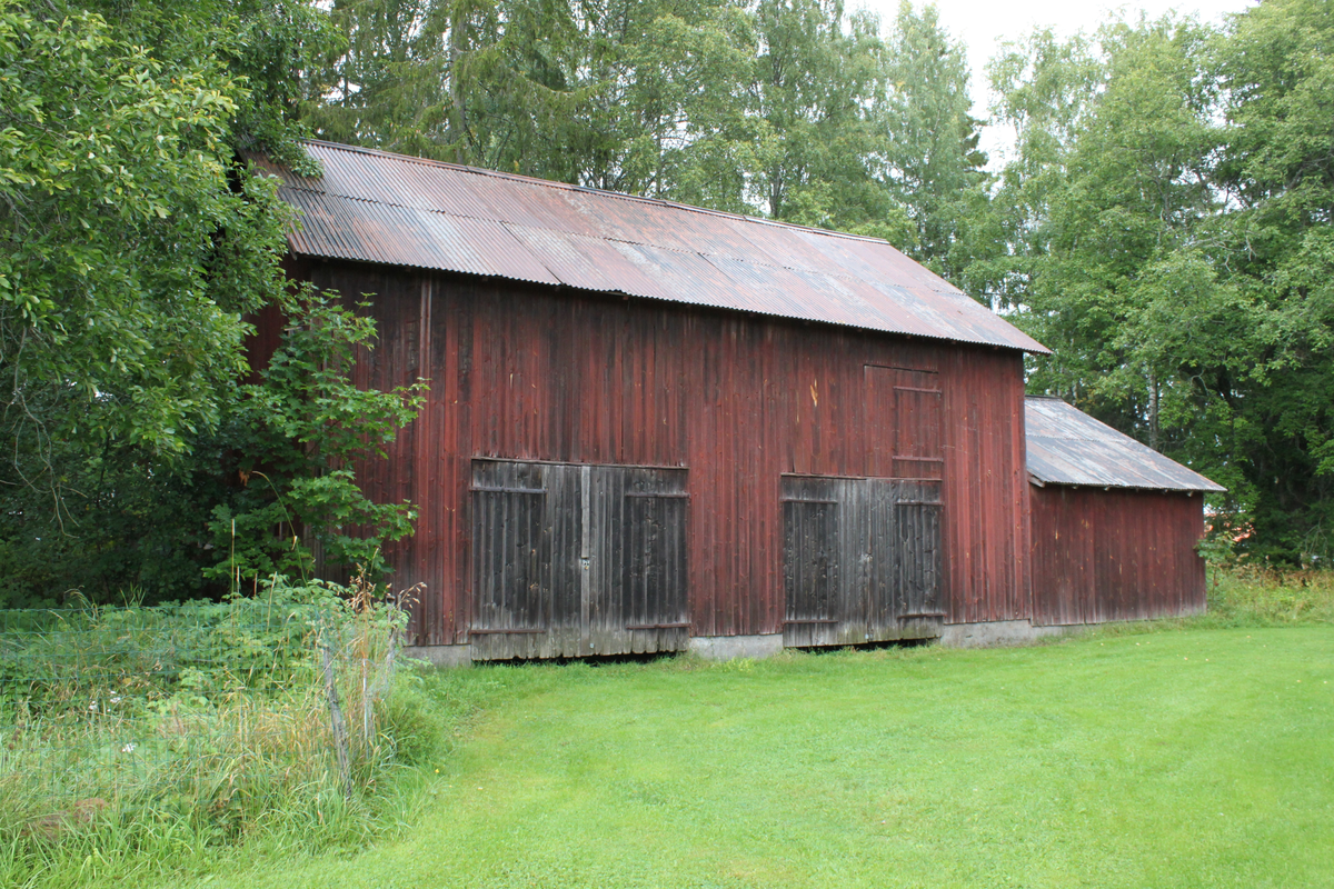 Gården Smass i Säljan. Uthuset och vidbyggt garage sett från sydöst.