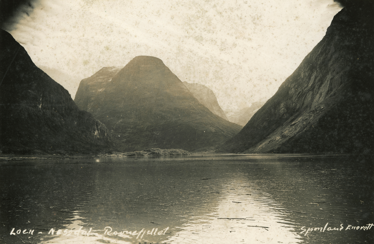 Motiv fra rasulykka i Lodalen 1936. Lovatnet med mykje drivved. Ramnefjellet i bakgrunnen.