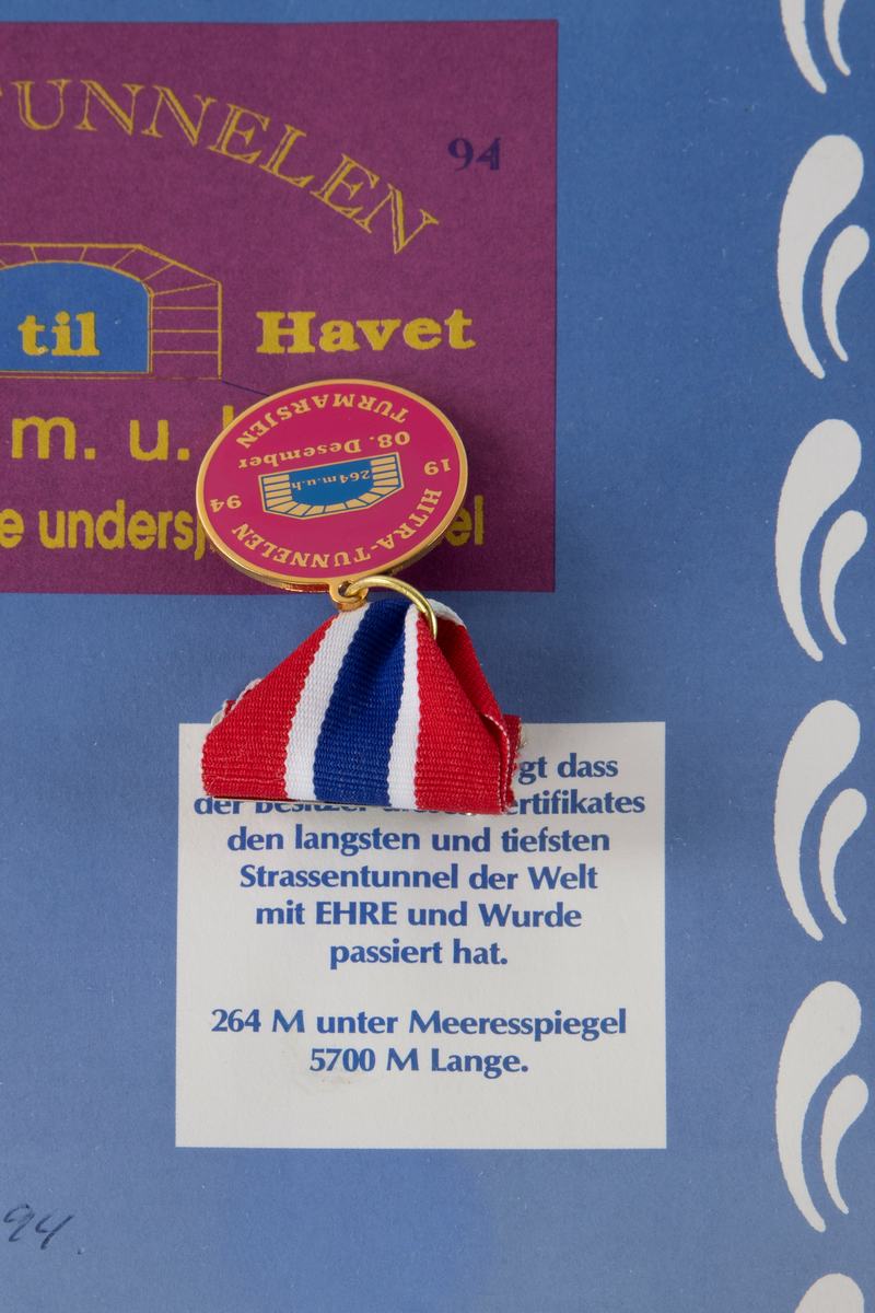 Diplom eller Certificat laget i anledning åpningen av Hitratunnelen.
! piuns og en medalje er festet til dokumentet