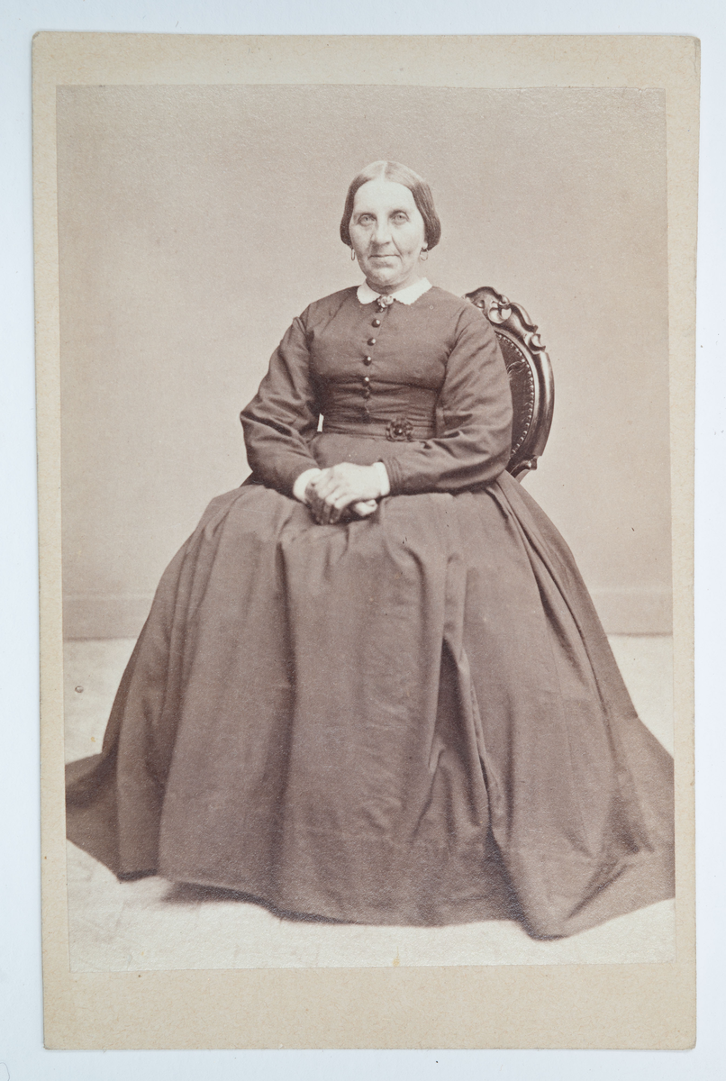 Visitkortsporträtt av okänd kvinna. Fotografiet sitter i fotoalbum som tillhört Gertrud Zachau.