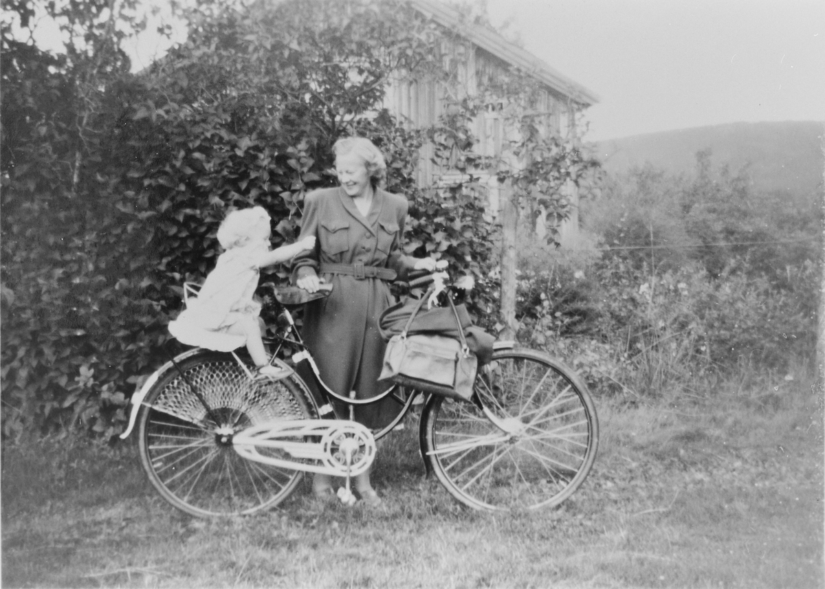 Britt og Mathilde Skatvedt på sykkeltur ved Langerud, 1953.