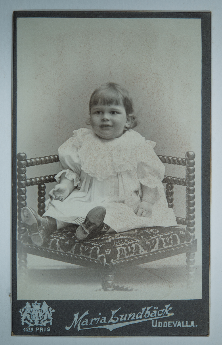 Visitkortsporträtt av Sven Zachau, 14 månader. Fotografiet sitter i fotoalbum som tillhört Gertrud Zachau. Fotografiet sitter på sida 24.