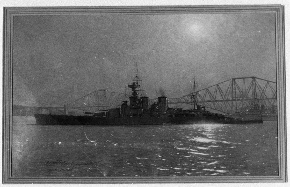Slagskeppet 'Hood”, visande babords sida. I bakgrunden bro i järnkonstruktion samt ett örlogsfartyg.