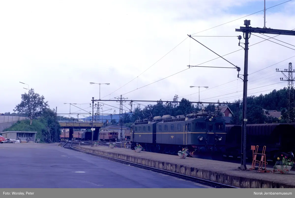 Elektrisk lokomotiv El 12 2113 og 2120 på Narvik stasjon.