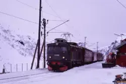 Elektrisk lokomotiv El 9 2062 med persontog fra Flåm på Myrd