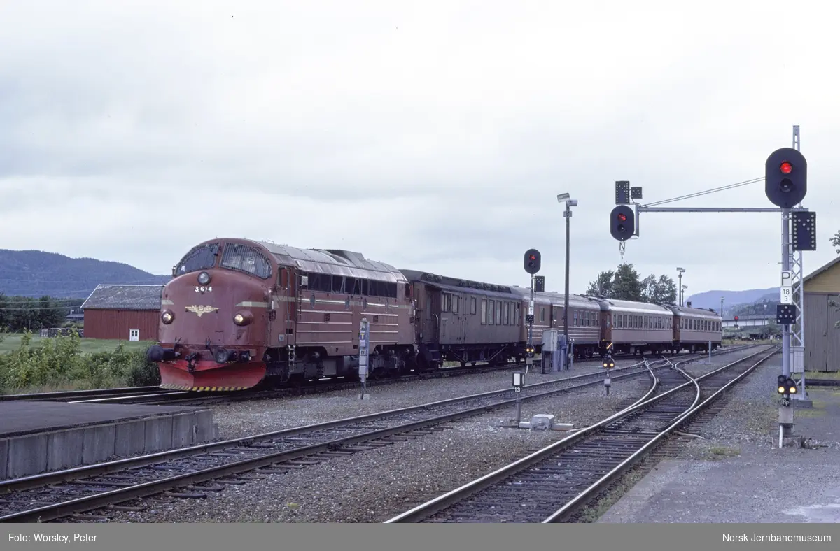 Diesellokomotiv Di 3 614 med persontog fra Storlien (Stockholm) til Trondheim på Hell stasjon