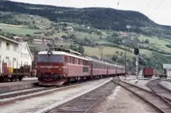 Elektrisk lokomotiv El 14 2173 med hurtigtog fra Oslo til Tr