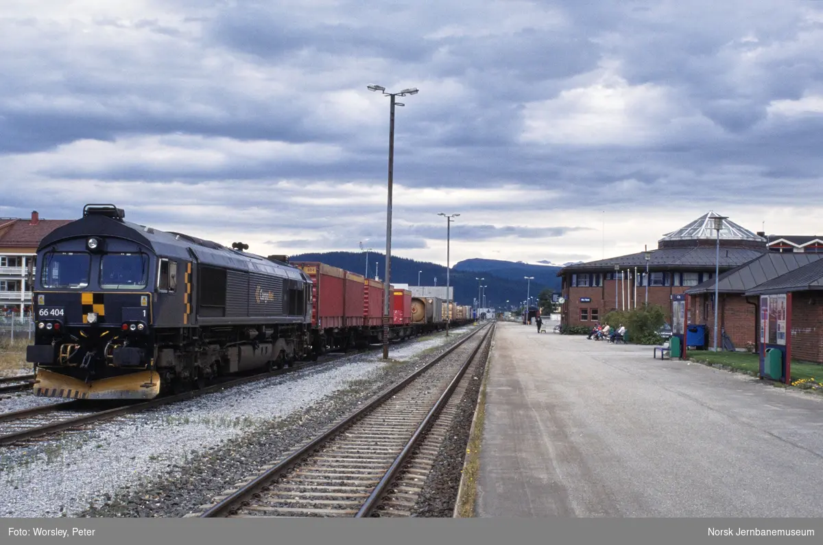 Diesellokomotiv CD 66 404 med godstog fra Bodø til Trondheim på Mo i Rana stasjon