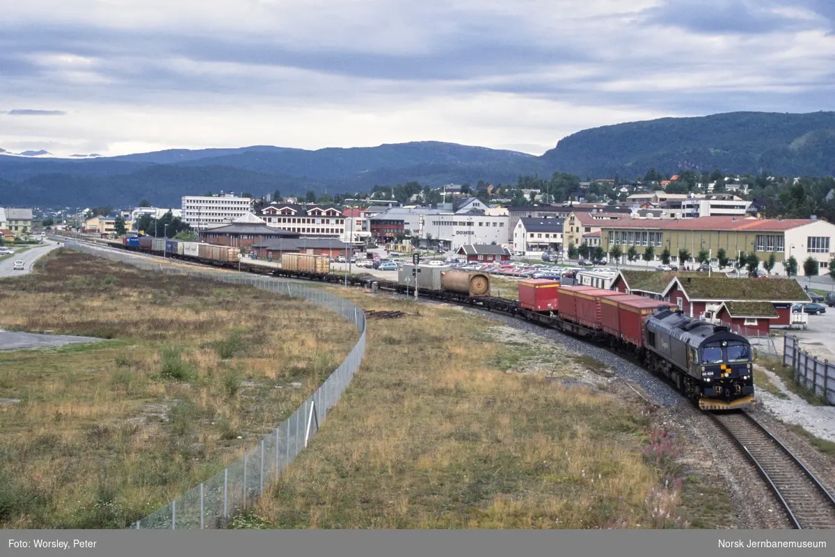 Diesellokomotiv CD 66 404 med godstog fra Bodø til Trondheim kjører ut fra Mo i Rana stasjon