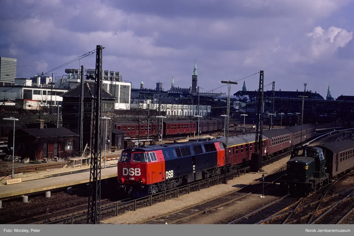 DSB diesellokomotiv Mz 1401 med persontog ved ved Dybbølsbro i ...