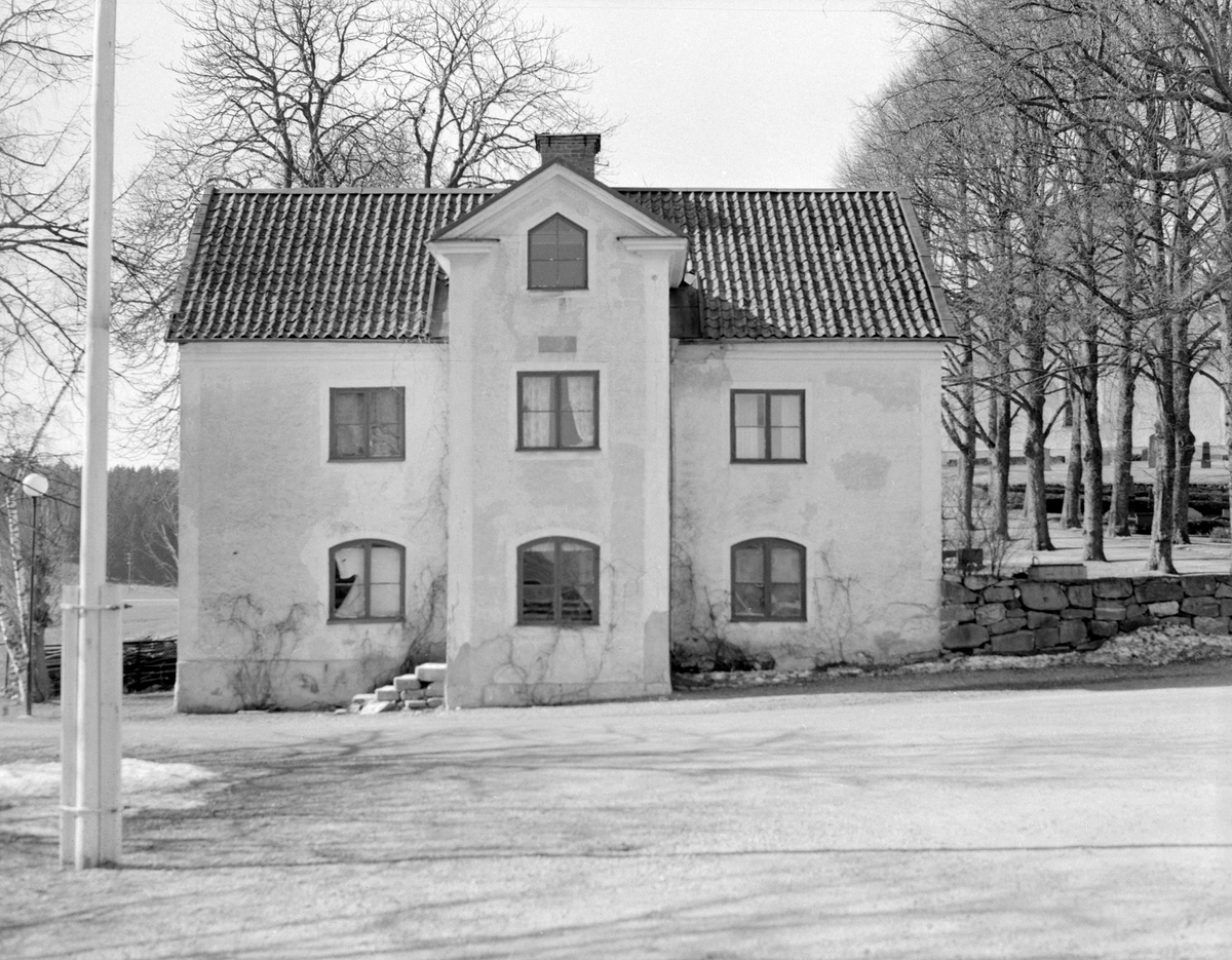 Det måste väl sägas blivit ett överloppshus, det gamla fattighuset i Kuddby. År 1969 kom en utredning till stånd där byggnadens värden skulle klargöras om det överhuvudtaget skulle bevaras. Lyckligt nog kom man till beslut om restaurering och ny funktion inom Björkekinds hembygdsförenings verksamhet. Byggnadens historia är till fullo klarlagd. År 1823 tog församlingen beslut om att uppföra huset som sockenmagasin. I juli månad 1825 uppges byggnaden stått färdig. Under 1850-talet avvecklades sockenmagasinet för att efter ombyggnad tjäna som socknens fattighus och vidare ålderdomshem. Den verksamheten lades ned 1933. Därefter användes huset för skolan tills det ansågs alltför undermåligt.