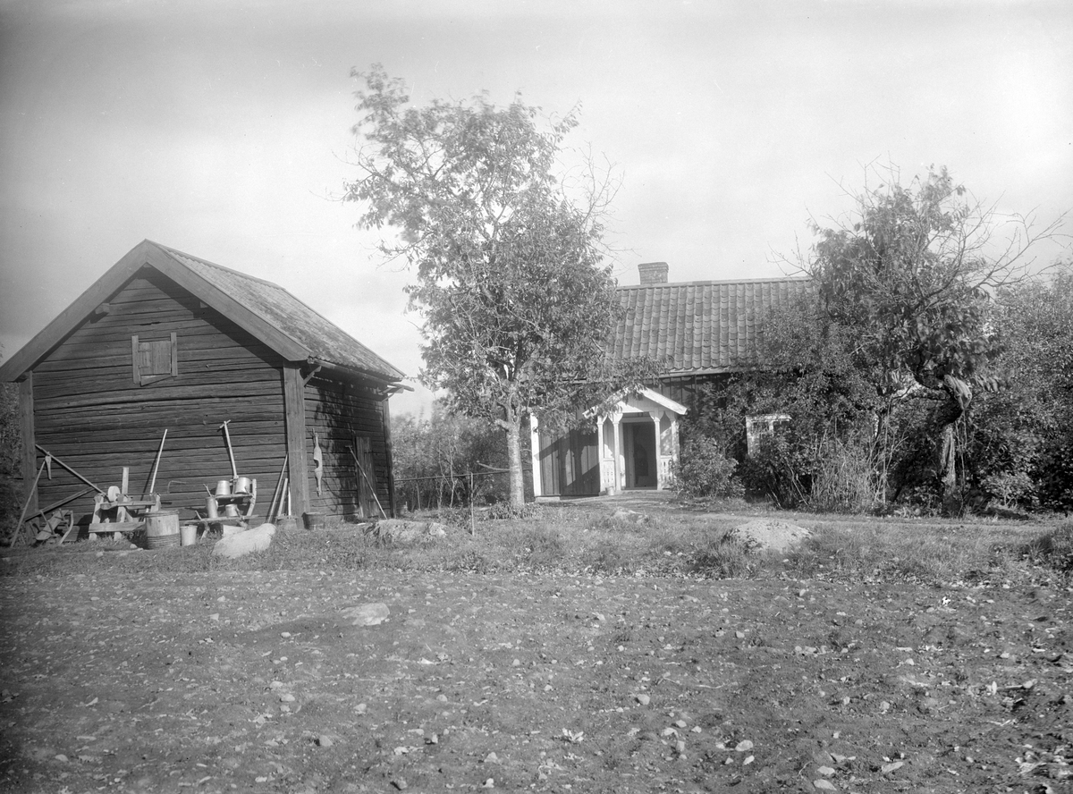 Vy mot Eketorp 1921. Torp under Bjärka Säby. Vid tiden för bilden brukades gården av makarna Frans Gustaf Petersson och Anna Medora Rolander.