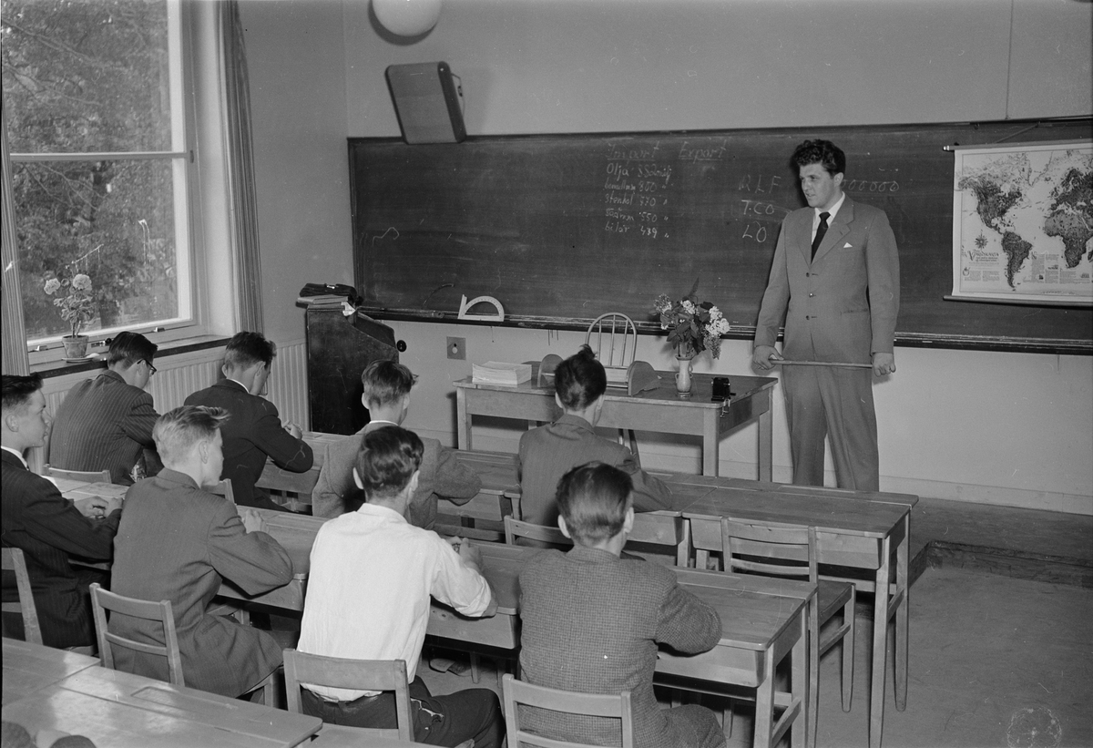 Lärare med skolelever som tillhör den "första kullen från den nioåriga enhetsskolan", klassrum i Olandsskolan