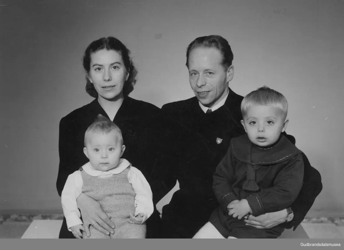 Norvald Jonsgard (f. 1921 og Marit Jonsgard (f. Olstad 1922) med sønene Nils Kristian Jonsgard (f. 1955) og Håvard Jonsgard (f. 1952)