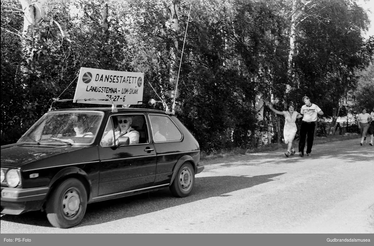 Dansestafetten undervegs til GU-stemna i Bismo 1982