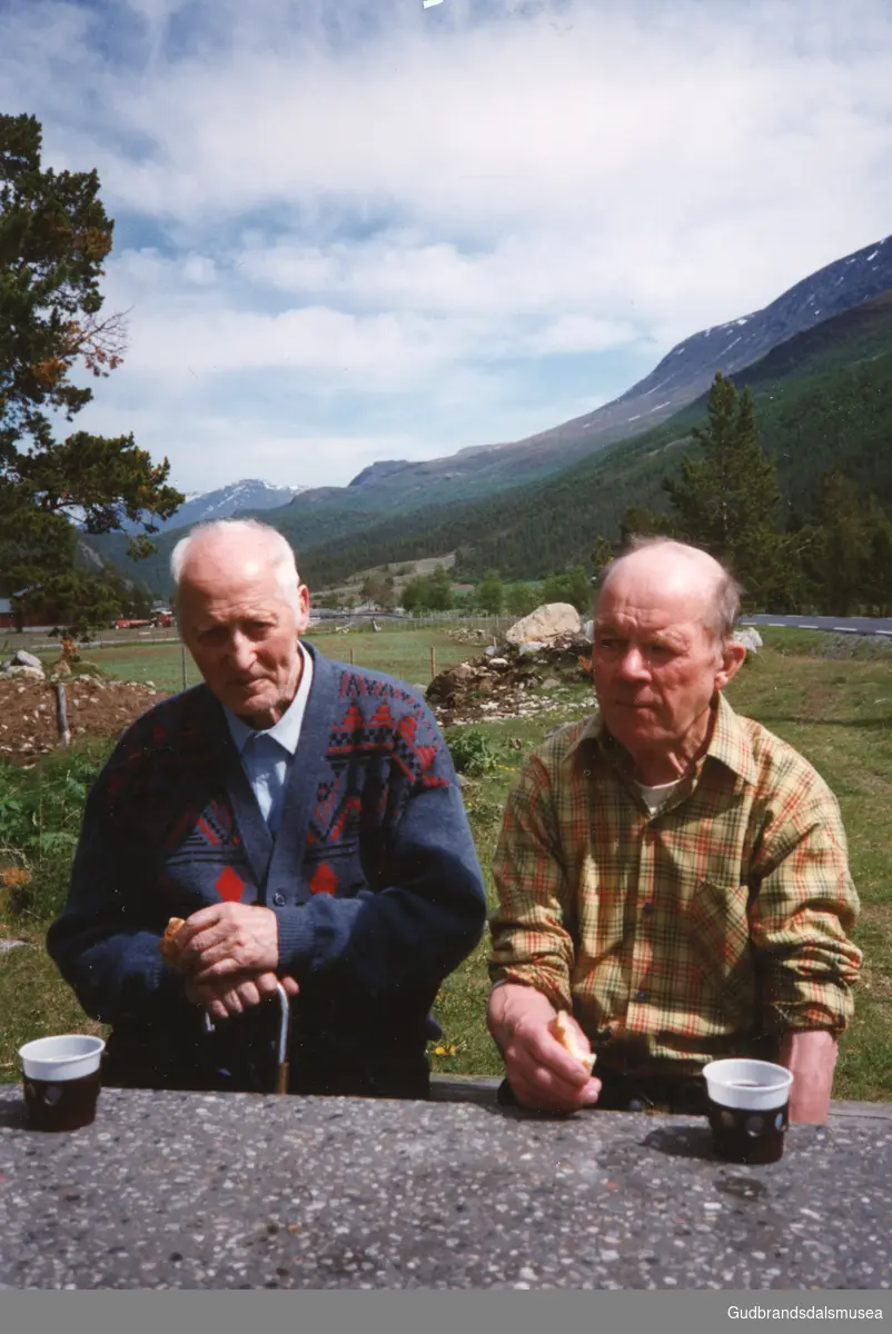 Rasmus Kjeken (f. 1904) og Mathis Rusten (f. 1911) på tur frå Skjåkheimen