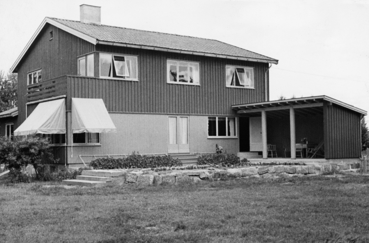 Glomma fellesfløtingsforenings eiendom Breidablikk i Åsnes i Solør, Hedmark, fotografert sommeren 1935, året etter at fellesfløtingsforeningen kjøpte denne eiendommen som kontorsted og bolig for fløtingsinspektøren i 3. og 4. distrikt (hovedvassdraget fra Eidsfossen i Våler til Roverud i Brandval, samt de fløtbare sidevassedragene på den samme strekningen). Dette er et trehus i to etasjer, sannsynligvis en bordkledd bindingsverkskonstruksjon, med saltak og trerams funkisvinduer. Bygningen har et utbygg med pulttak og åpen front mot en murt plattform som tjente som bindeledd mellom hus og hage. Også på den andre sida (til venstre på dette bildet), var det et enetasjes tilbygg. Bolig- og boligbygningen på Breidablikk var neppe helt ny da dette fotografiet ble tatt, men med tanke på stilpreget er det ikke nærliggende å tro at den ble bygd før 1920. Sannsynligvis ble den bygd for høyesterettsadvokat Syver Hagbart Floberg (1883-1962), som kjøpte eiendommen i 1921, etter at den en periode hadde vært bosted for den pensjonerte misjonspresten Lars Berge (1851-1934), som i en overgangsperiode betjente sokneprestembetet i bygda. Glomma fellesfløtingsforening kjøpte Breidablikk via lensmann Reidar Holth (1896-1976) i 1934. Fra da av var det fløtingsinspektør Kaare Sparby (1904-2001) og kona Astrid Marie Sparby (1907-1965) som bodde på Breidablikk. Sparby ble fra 1950 direktør for Glomma fellesfløtingsforening med kontor og bopæl i Oslo. Da var det etter hvert Rognald Øvrebø (1921-2004) som overtok inspektørembetet i Solør.