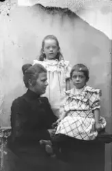 Laura Wasdahl og to barn