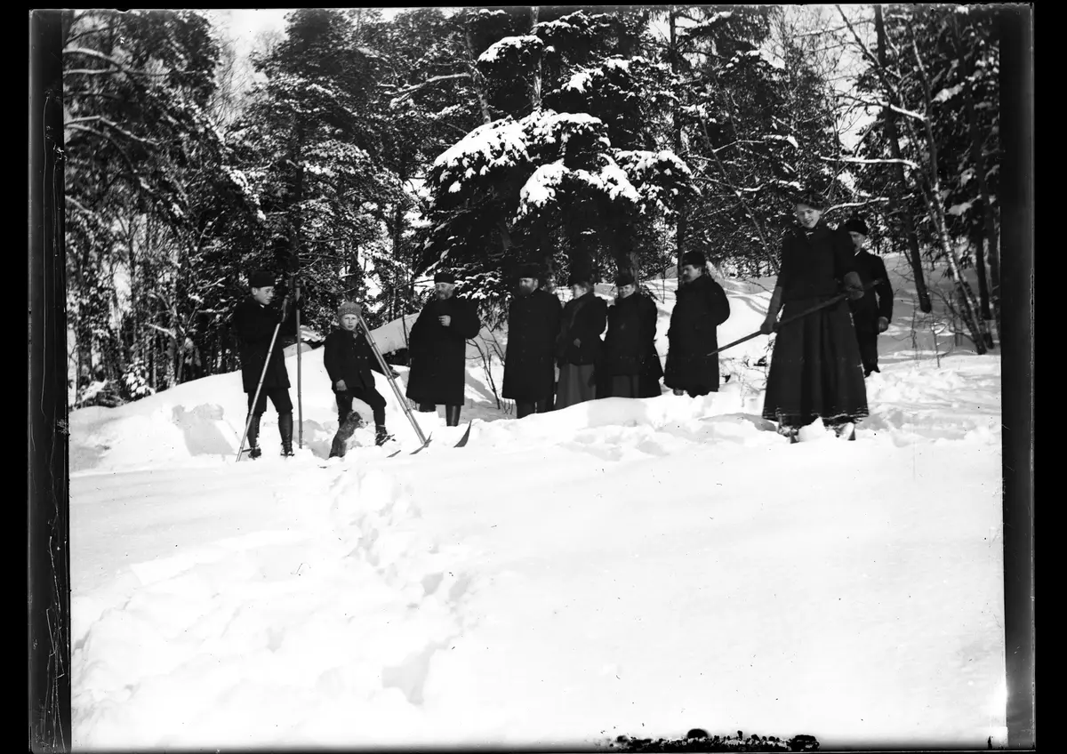 Vuxna och barn på skidutflykt nära Sätra äng i Danderyd år 1900.