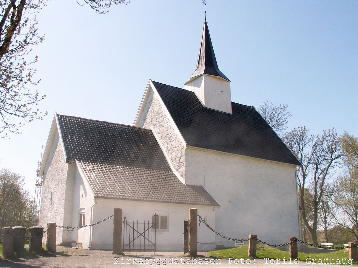 Røyken kirke

Røyken kirke er en middelaldersk langkirke av stein, bygd av lokal rød granitt. Kirkeskipet er rektangulært, men forholdsvis kort, og koret er uvanlig langt. Mens skipets murer er svært tykke, har koret tynnere murer. Foran inngangsportalen mot vest er det våpenhus, og midt over mønet sitter en takrytter. Sakristiet på nordsiden av koret ble bygd til i 1930-årene og er dekorert av Finn Krafft, blant annet med skymaling i himlingen.

Interiøret, som har vært malt flere ganger, ble restaurert på 1930-tallet. Da ble eldre farger og dekorasjoner tatt opp, blant annet ble kalkmalerier på murene avdekket av Gerhard og Per Gotaas. Døpefonten i kleberstein er fra 1200-tallet, og de to innvielseskorsene på nord- og sørmuren i koret er også fra middelalderen.

Den barokke altertavlen fra slutten av 1600-tallet er rikt dekorert med utskårne akantus bladranker. Den har til sammen ti bildemotiver som viser Jesu lidelseshistorie: Nattverden, Getsemane, Judaskysset og Pågripelsen, Jesus for Kaifas, Pilatus håndvasking, Hudflettingen, Tornekroningen, Ecce Homo, og Korsbæringen. Midtmotivet er Korsfestelsen, og bildefeltet er kronet med Oppstandelsen.

Kilder:
Christie, Håkon og Sigrid: Norges kirker, Buskerud II, Oslo 1986
Ekroll, Øystein og Morten Stige: Kirker i Norge 1, Oslo 2000
Rasmussen, Alf Henry: Våre kirker. Norsk kirkeleksikon, Kirkenær 1993