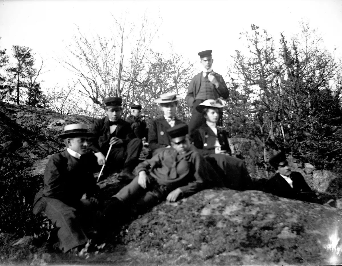 "På Sätra vid källans berg sommaren 1902.
Gusten, Hugo, Karl, Ausa, Olle, Oskar, Esse."
Fotografiet togs av Axel Pehrson som hade sommarställe i Sjöstuga, Sätra äng.
