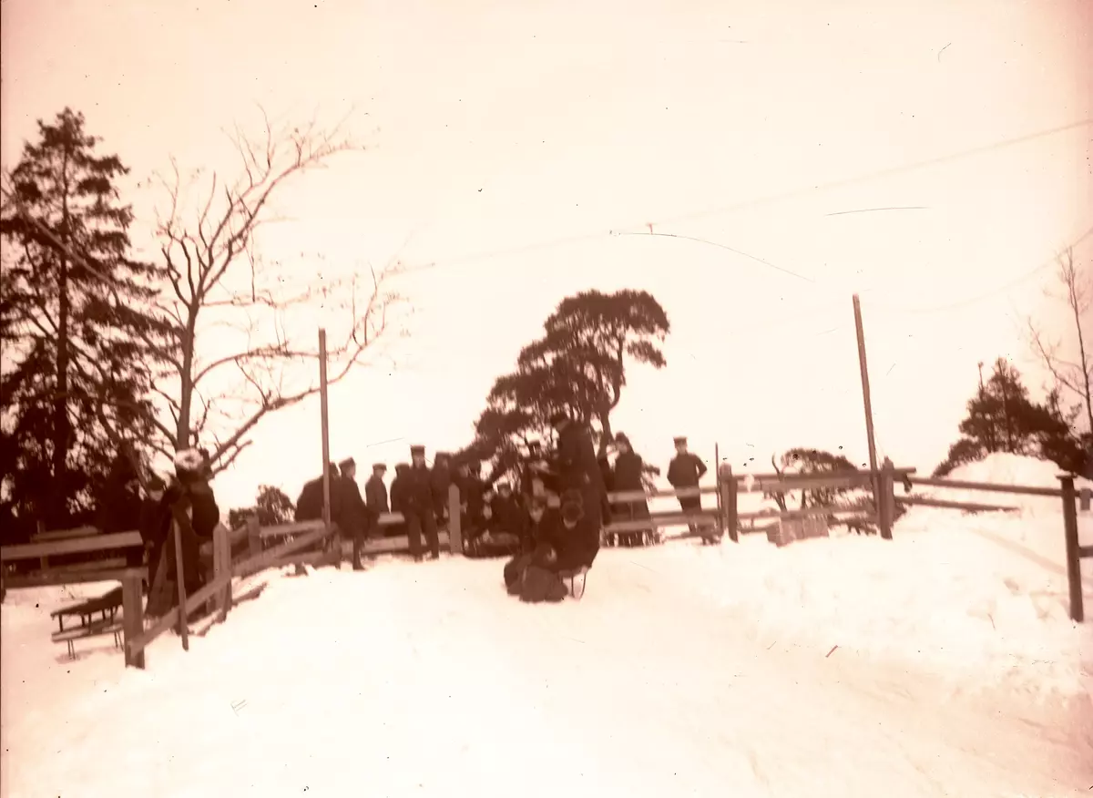 "På krönet afkälkbacken. Den 4 mars 1900. Färd från Barkaby."
Fotot troligen taget av Axel Pehrson, sommargäst vid Sjöstugan, Sätra äng, Danderyd.