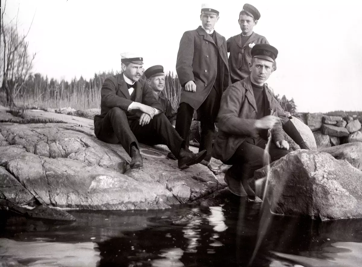 "På Sätra våren 1903."
Fotot troligen taget av Axel Pehrson, sommargäst vid Sjöstugan, Sätra äng, Danderyd. ::