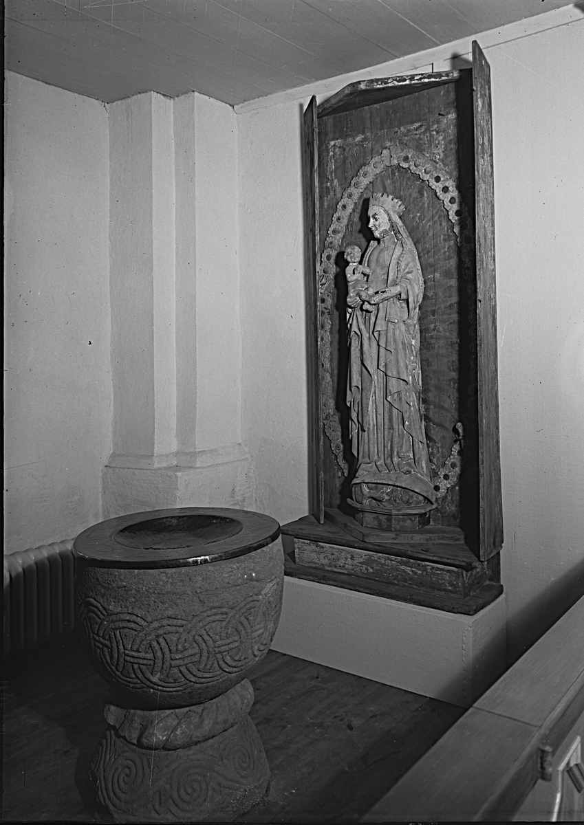 Dopfunt och Mariaskåpet i Haraker kyrka.