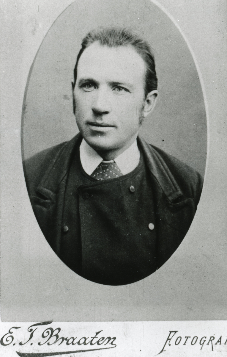 Portrett av mann med jakke og slips.