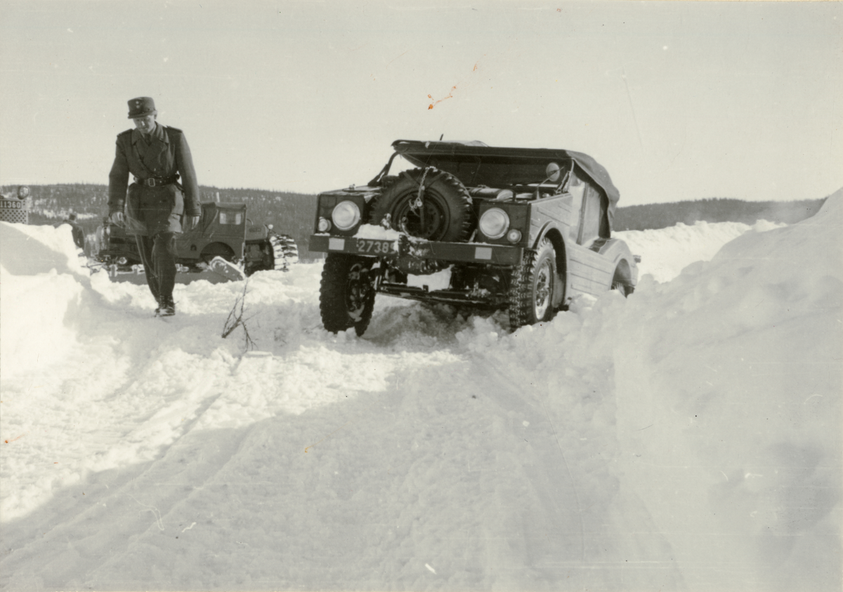 Text i fotoalbum: "Försök med Porsche-jeep. Enafors 1955."