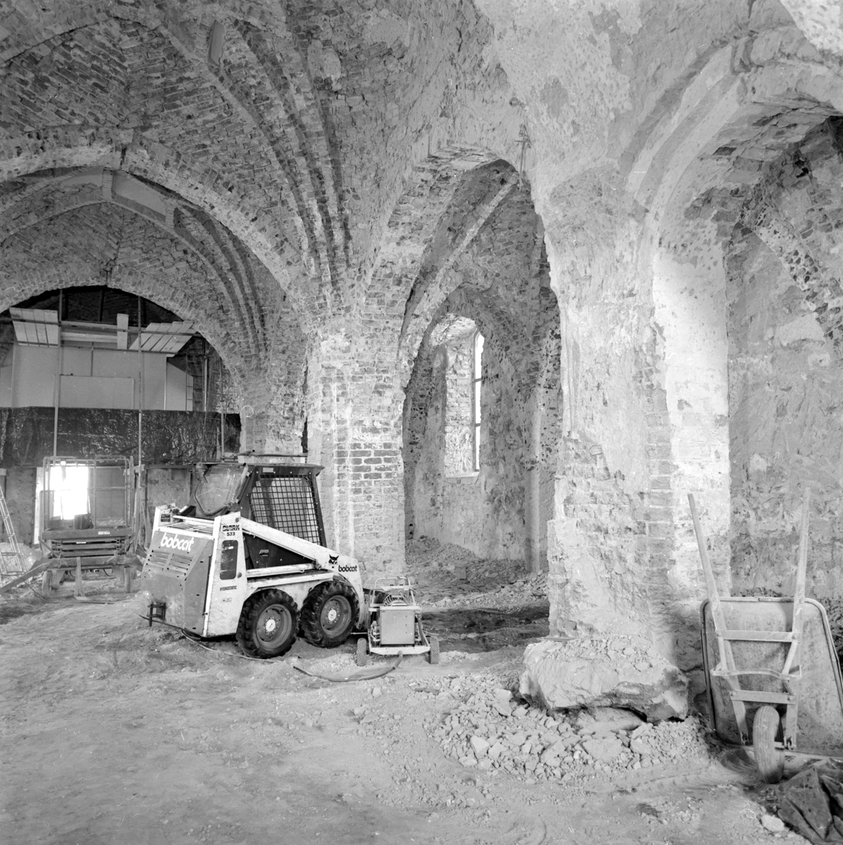 Den medeltida Drothems kyrka är anlagd på ett mäktigt lerskikt vilket redan kort efter uppförandet visade sig menligt på byggnadens stabilitet. Återkommande grundförstärkningar har över tid varit av nöden. Efter att en sprickbildning tillkommit i kyrkans valv genomfördes en genomgripande grundförstärkning åren 1979-80.