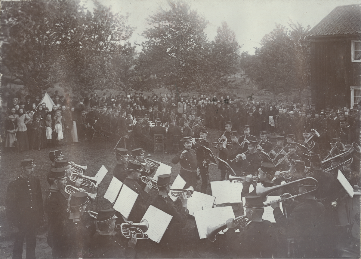 Text i fotoalbum: "Fälttjänstöfvning till Bellö 1896."