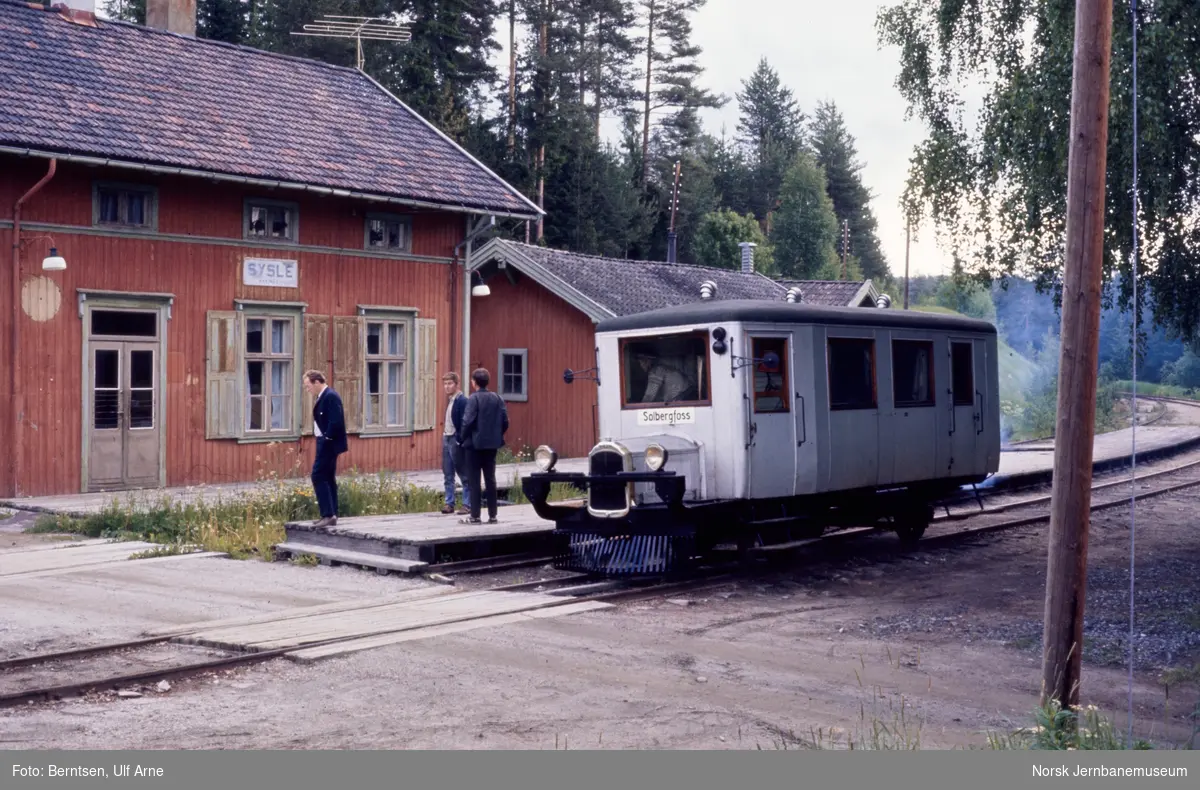 Askim-Solbergfossbanens motorvogn "Gamla" på Sysle stasjon