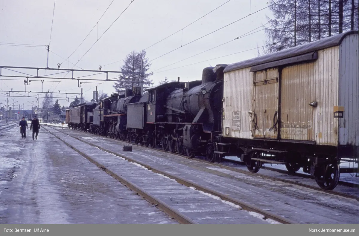 Transport av  damplokomotiver fra Grorud til Krøderbanen, her på Vikersund stasjon på Randsfjordbanen
