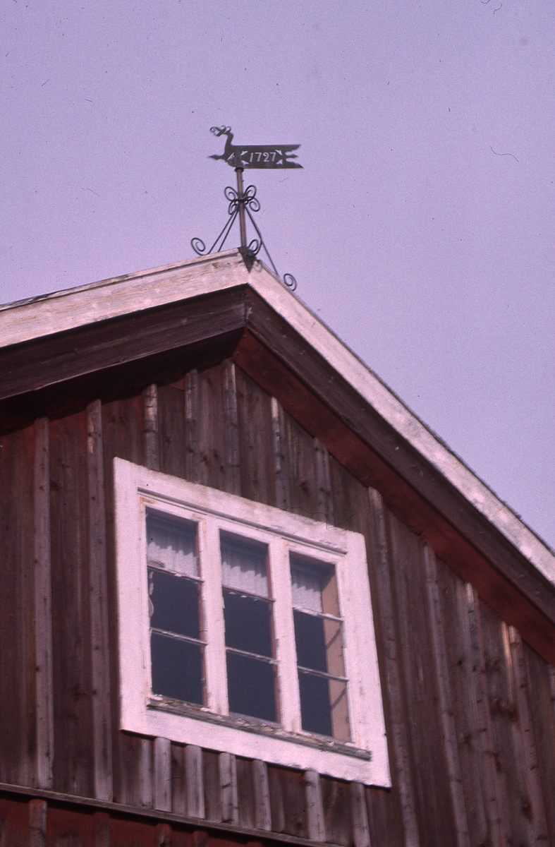 Smide, vindflöjel, Ol-Jons, Bondarv 7:13, Järvsö socken. Foto den 29 februari 2000.