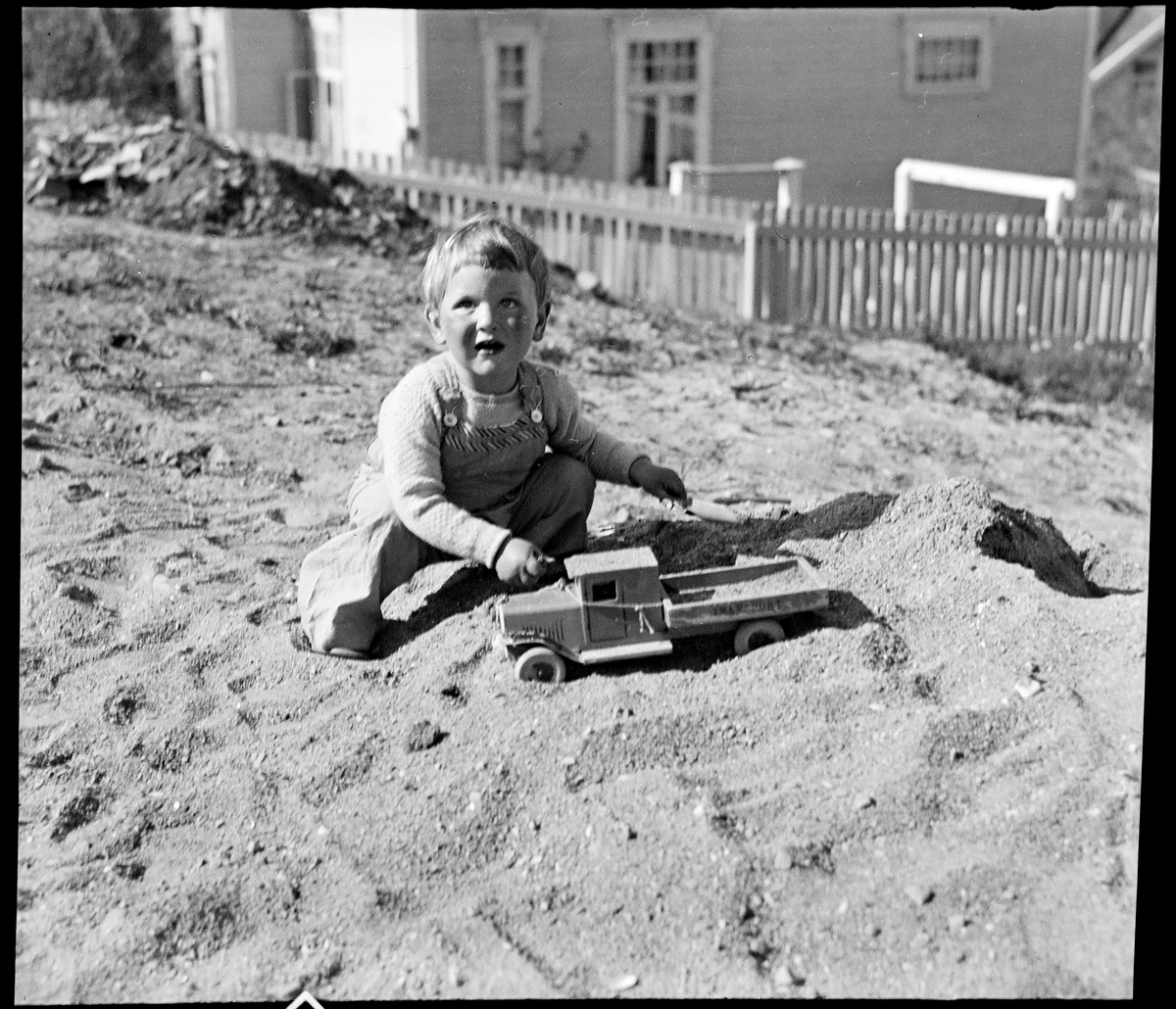 Barn leker i sandhaug på Dyrborg