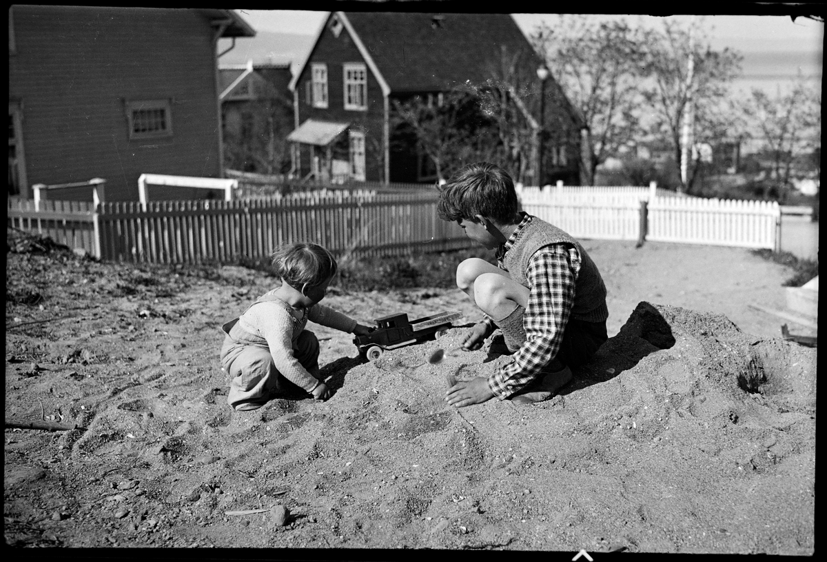 Barn leker i sandhaug på Dyrborg