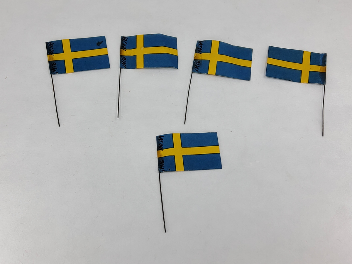 Svensk pappersflagga på ståltråd att fästa i julgranen.