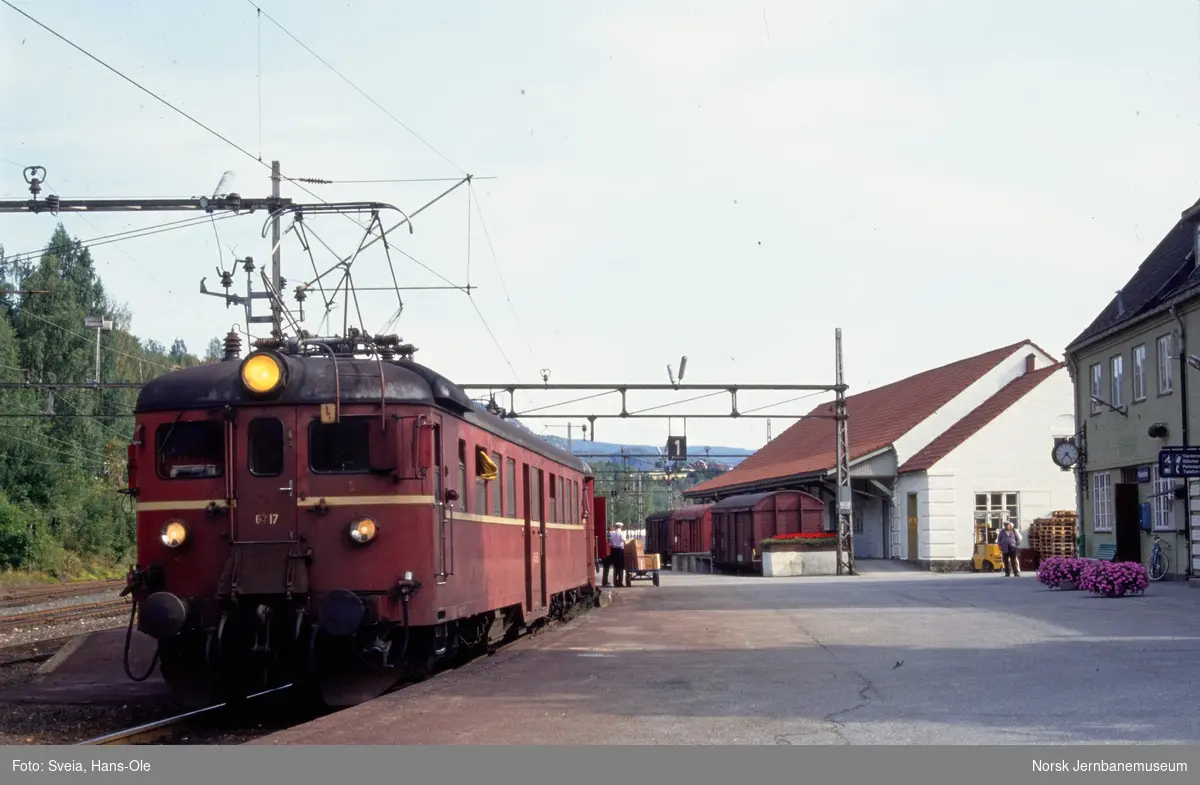 Elektrisk motorvogn BM 6717 med persontog Tinnoset-Skien, tog 583, på Notodden stasjon