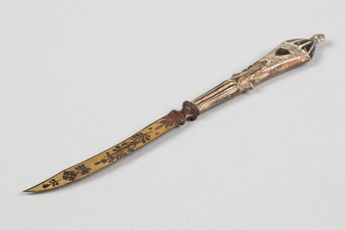 Pennekniv eller brevkniv med sølvhåndtak. Bladet er dekorert med blomster