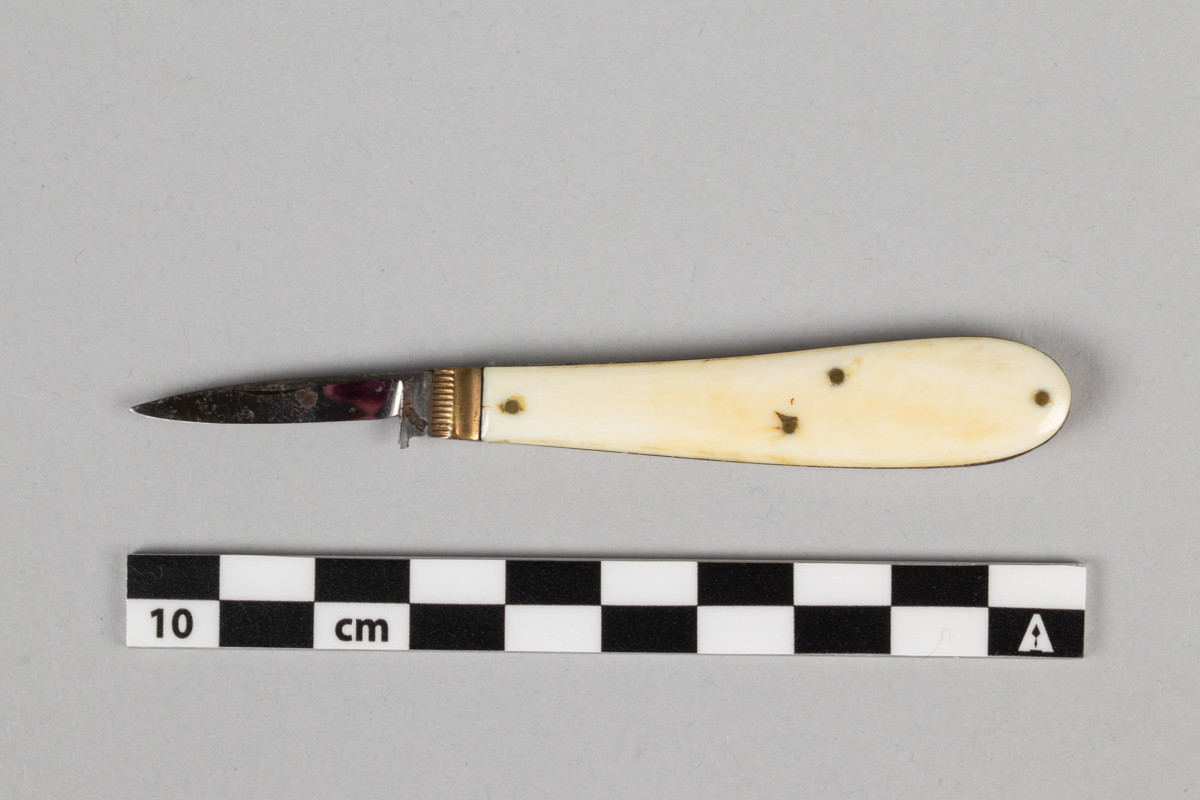 Lommekniv eller foldekniv med skaft i bein. Bladet er veldig lite.