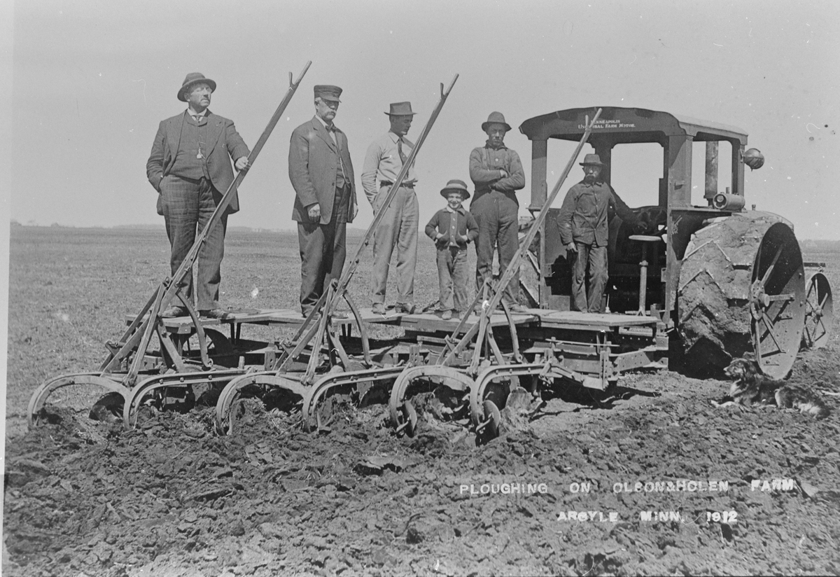 Pløying på Olson & Holen farm, Argyle i Minnesota, 1912. Postkortmotiv. Asbjørn Langerud på traktoren.