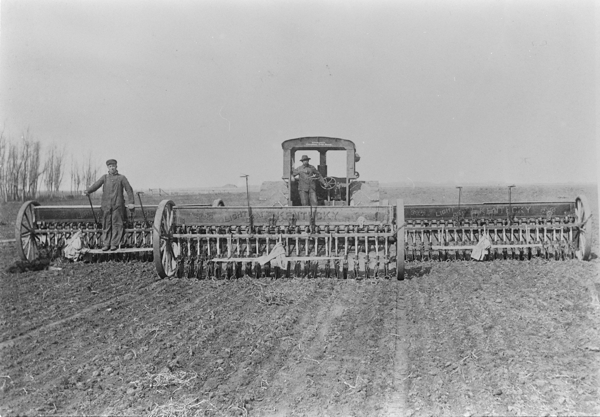 Sånning på Olson og Holens farm i Argyle, Minnesota, rundt 1900. Asbjørn Langerud på traktoren.