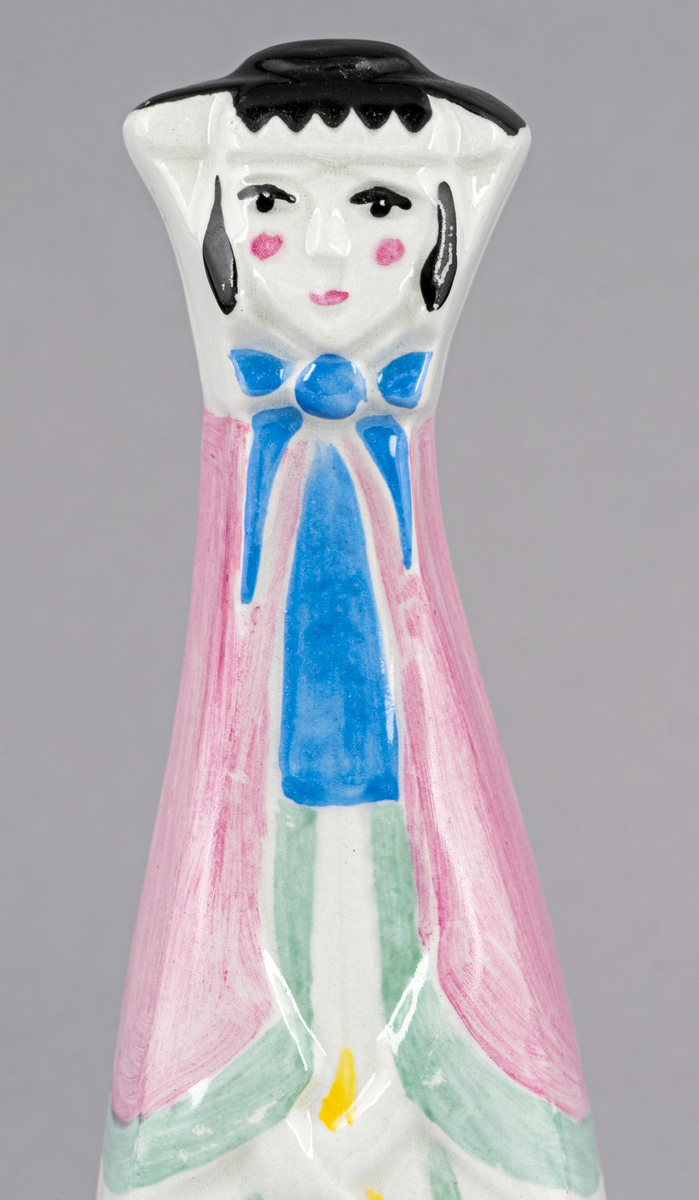 Figur, Drottning, formgiven av Dorothy Clough 1955, producerad av Gefle Porslin. Kan grupperas med två andra figurer av Clough från samma år; Kung och Prins.