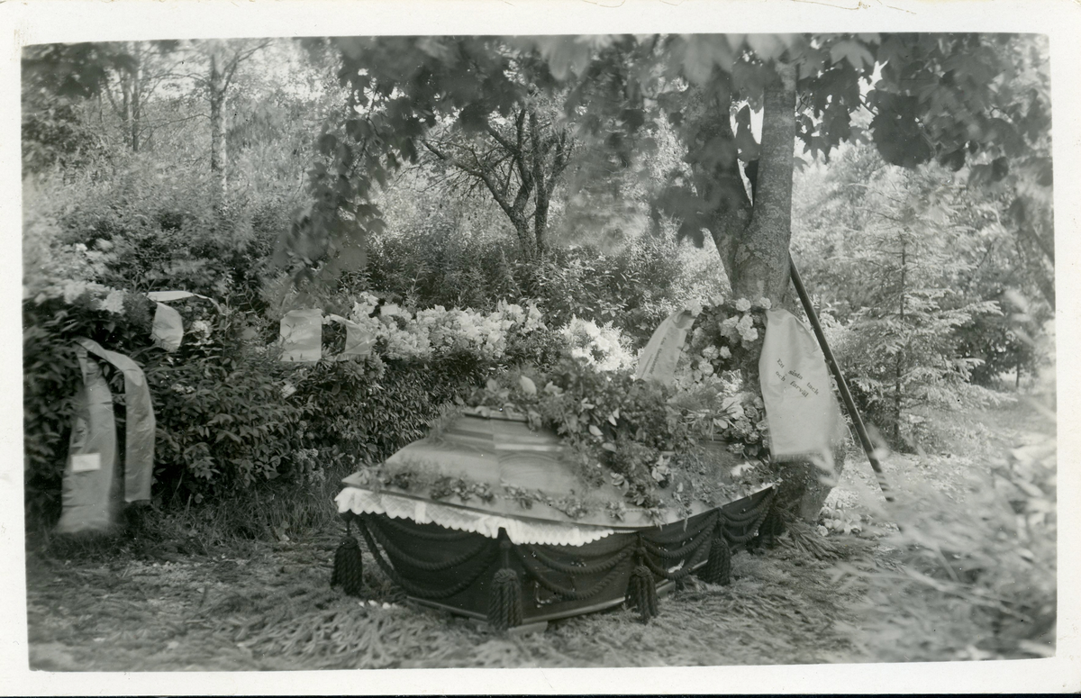 Kistan och gravkransar vid Enok Sundlings begravning.