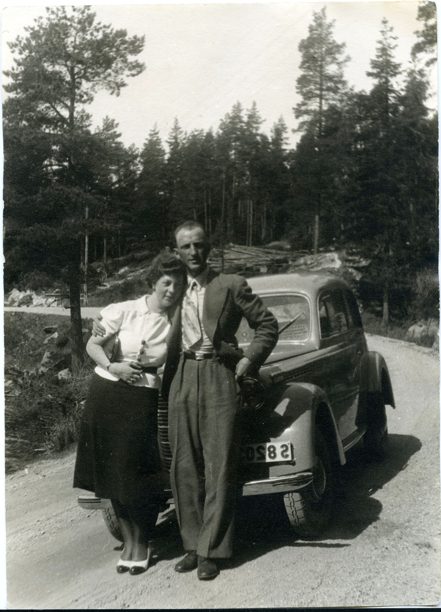 Ingrid och Harald Sundling framför bil.