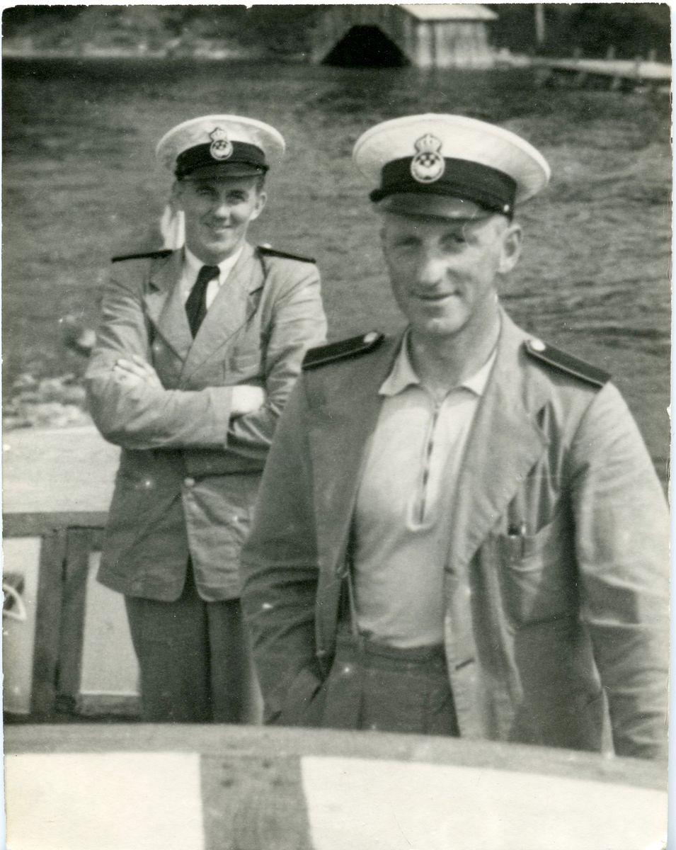 Harald Sundling [till höger] och okänd man iförd tulluniform i båt.